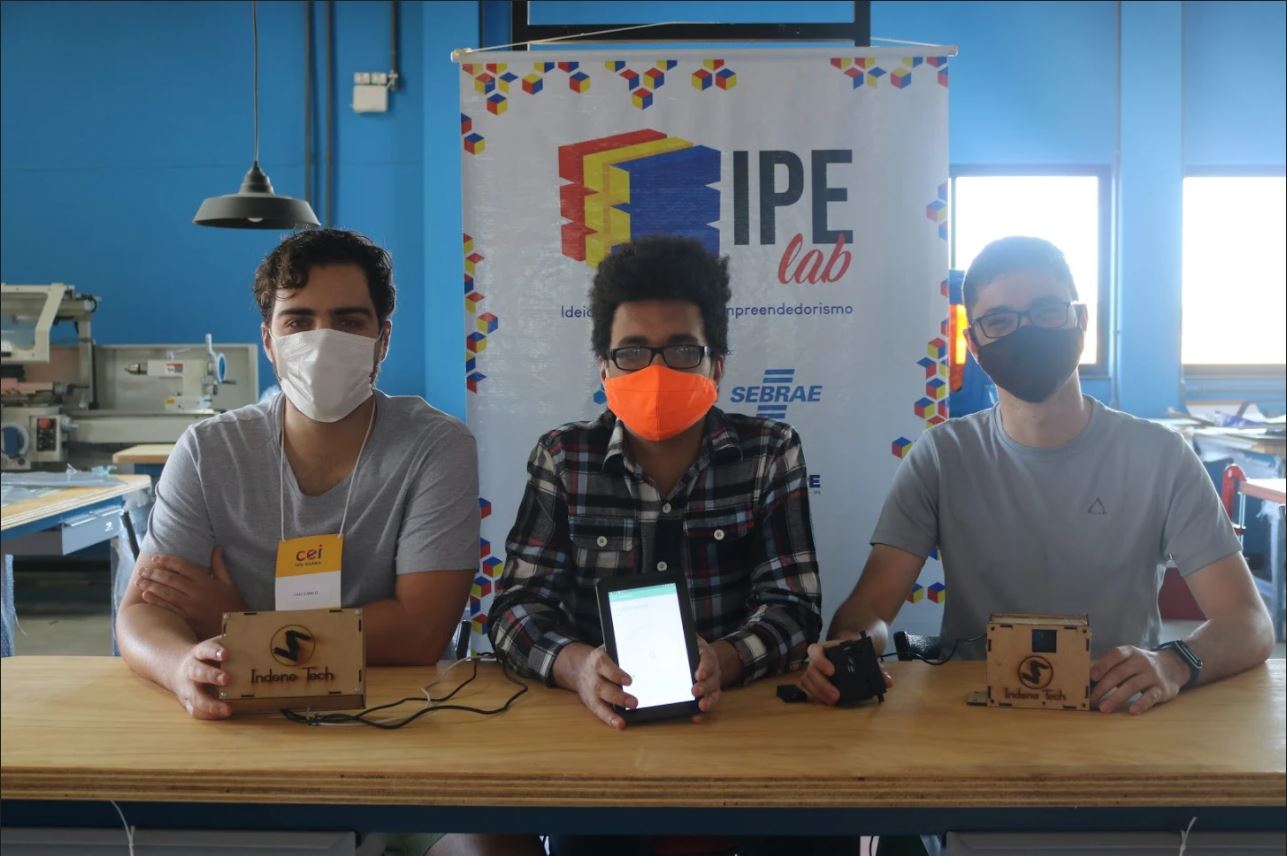 Na foto ( da esquerda para direita): Caio Camilo de Sousa e Silva (Engenharia de Controle e Automação  IFG – Câmpus Goiânia), e os pelos egressos do IFG, Áttyla Fellipe Sousa Lino e Estevão Fonseca Veiga (Crédito/Foto:Divulgação).